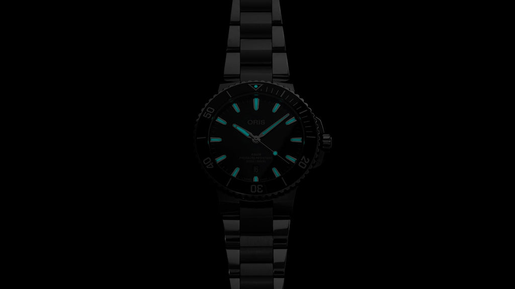 Oris Aquis Date watch, 43.50mm in diameter, featuring a black dial, stainless steel case, and a unidirectional rotating bezel, displaying its functional design and elegant style, reference number 01 733 7789 4154-07 8 23 04PEB. Glow in the dark view.