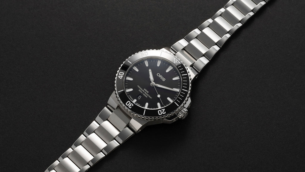 Oris Aquis Date watch, 43.50mm in diameter, featuring a black dial, stainless steel case, and a unidirectional rotating bezel, displaying its functional design and elegant style, reference number 01 733 7789 4154-07 8 23 04PEB. Full view.